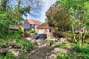 Cozy Guest Lodge With a Large Secluded Garden