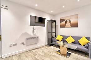 Cozy Guest Lodge With a Large Secluded Garden