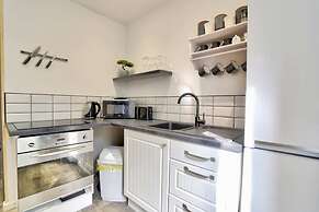 Cozy Guest Lodge With a Large Secluded Garden