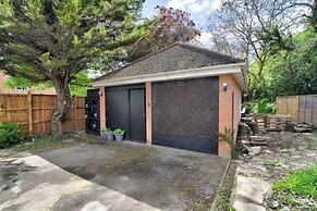Cozy Guest Lodge With a Large Secluded Garden