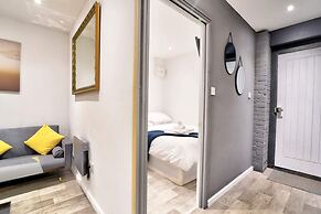 Cozy Guest Lodge With a Large Secluded Garden