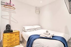 Cozy Guest Lodge With a Large Secluded Garden