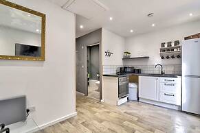 Cozy Guest Lodge With a Large Secluded Garden