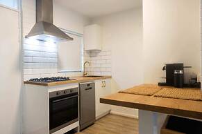 Lovely 1BR Apt in Bicton With Backyard and Parking