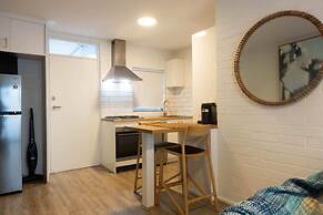Lovely 1BR Apt in Bicton With Backyard and Parking