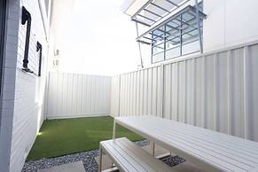 Lovely 1BR Apt in Bicton With Backyard and Parking