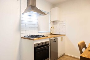 Lovely 1BR Apt in Bicton With Backyard and Parking