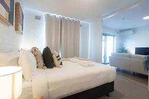 Lovely 1BR Apt in Bicton With Backyard and Parking