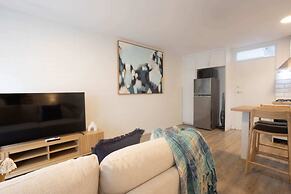 Lovely 1BR Apt in Bicton With Backyard and Parking