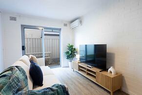 Lovely 1BR Apt in Bicton With Backyard and Parking