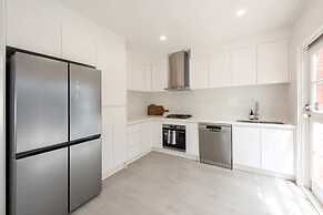 Elegant 2-bedroom House in Prahran w/ Parking!