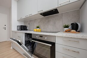 Apartment With Parking by Renters