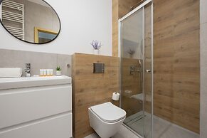 Apartment With Parking by Renters