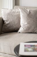 Apartment With Parking by Renters