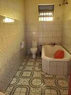 Pearl Gardens Beach Resort Kalangala