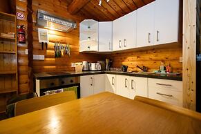 Rural 3 Bed Log Cabin Getaway