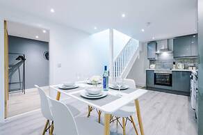 Imperial War Museum North Two-bedroom by Belvilla