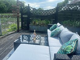 2 Bedrooms, Overlooking Little Petherick Creek