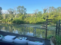 2 Bedrooms, Overlooking Little Petherick Creek