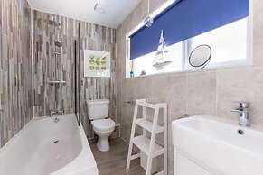 2 Bedrooms, Overlooking Little Petherick Creek
