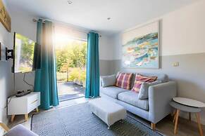 2 Bedrooms, Overlooking Little Petherick Creek