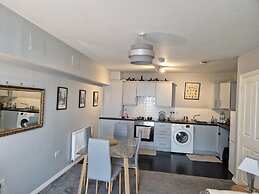 Stylish 2-bed Apartment - Sleeps 4, Parking & Wifi