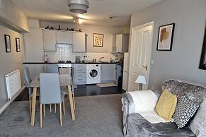 Stylish 2-bed Apartment - Sleeps 4, Parking & Wifi