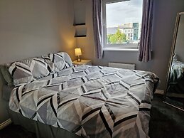 Stylish 2-bed Apartment - Sleeps 4, Parking & Wifi