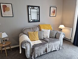 Stylish 2-bed Apartment - Sleeps 4, Parking & Wifi