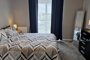 Stylish 2-bed Apartment - Sleeps 4, Parking & Wifi