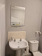 Stylish 2-bed Apartment - Sleeps 4, Parking & Wifi