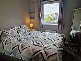Stylish 2-bed Apartment - Sleeps 4, Parking & Wifi