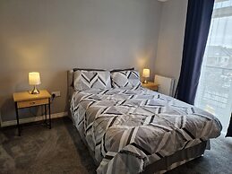 Stylish 2-bed Apartment - Sleeps 4, Parking & Wifi