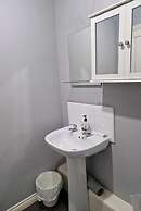 Stylish 2-bed Apartment - Sleeps 4, Parking & Wifi