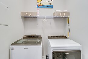 Coastal Venice Villa w/ Patio & Resort Amenities!