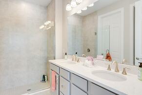 Coastal Venice Villa w/ Patio & Resort Amenities!