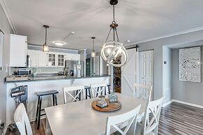 Lakefront Retreat w/ Community Pool in Osage Beach