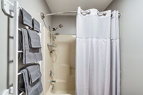 Lakefront Retreat w/ Community Pool in Osage Beach