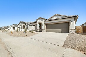 Maricopa Home w/ Putting Green & Covered Patio!
