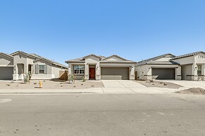 Maricopa Home w/ Putting Green & Covered Patio!
