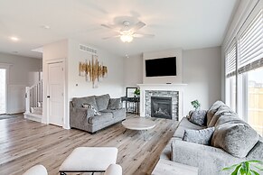 Spacious Family Home ~ 13 Mi to Des Moines