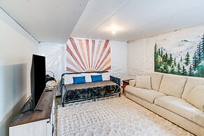 Spacious Family Home ~ 13 Mi to Des Moines