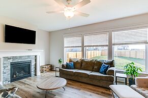 Spacious Family Home ~ 13 Mi to Des Moines