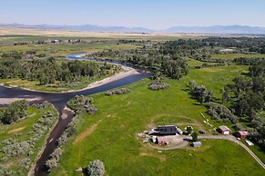 Riverfront Montana Retreat - Deck, Fire Pit & Pond