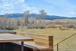 Riverfront Montana Retreat - Deck, Fire Pit & Pond