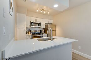 6 Mi to At&t Stadium: Grand Prairie Apt w/ Balcony