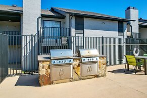 6 Mi to At&t Stadium: Grand Prairie Apt w/ Balcony