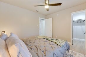 6 Mi to At&t Stadium: Grand Prairie Apt w/ Balcony