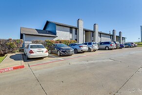 6 Mi to At&t Stadium: Grand Prairie Apt w/ Balcony