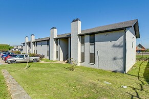 6 Mi to At&t Stadium: Grand Prairie Apt w/ Balcony